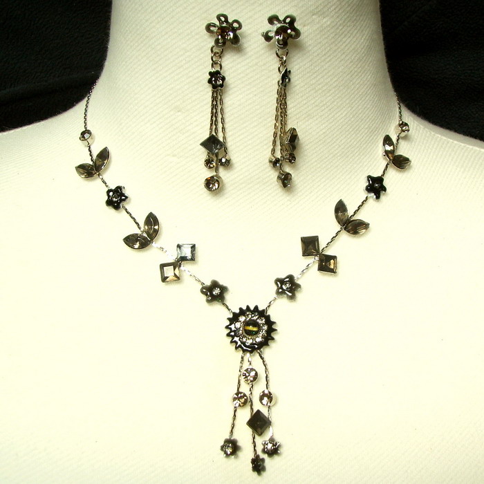 Paste necklace with earrings